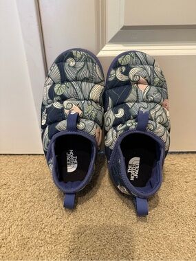 The North Face Kids Blue and Purple Floral Quilted Slip-On Slippers